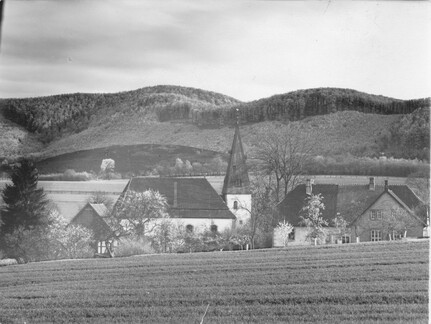 Stapelager Kirche mit Schule