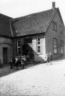 Schule Stapelage m. Schulhof