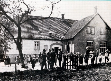 alte Schule Schulhof m. Lehrern