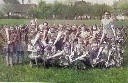 Eingangsklasse 1957 mit Frau Schmiedeskamp nachkoloriert