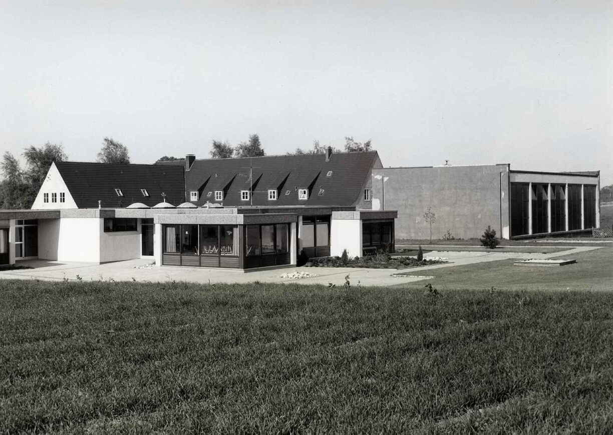 neue Schule Turnhalle Kita Anf. b. Mitte siebziger Jahre