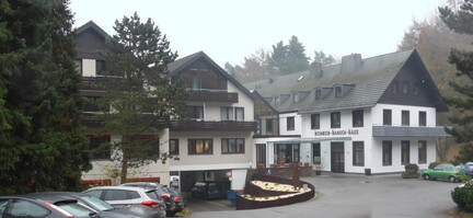 Heinrich-Hansen-Haus von Aisano mit Schriftzug httpsde.wikipedia.orgwikiDateiHeinrich-Hansen-Haus, 2
